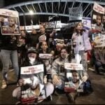 صورة لعائلات المحتجزين في غزة أثناء إعتصامهم