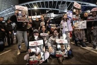 صورة لعائلات المحتجزين في غزة أثناء إعتصامهم