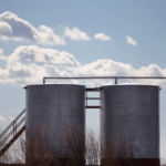 زيادة في مخزونات الخام وتراجع في أسعار البنزين في الأسواق الأميركية