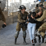 عمليات اعتقال ونهب للممتلكات في بيت أمر على يد قوات الاحتلال