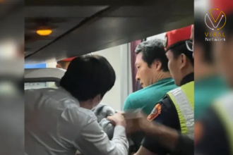 راكب يحاول فتح باب الطوارئ أثناء إعداد الطائرة للإقلاع