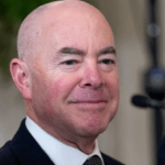 فضيحة تطال وزير الهجرة الأمريكي وبايدن يدين 'اللعبة' السياسية