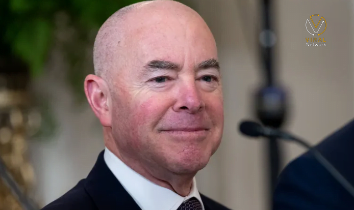 فضيحة تطال وزير الهجرة الأمريكي وبايدن يدين 'اللعبة' السياسية