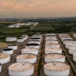 تصاعد غير متوقع في مخزونات الطاقة الأمريكية يثير القلق