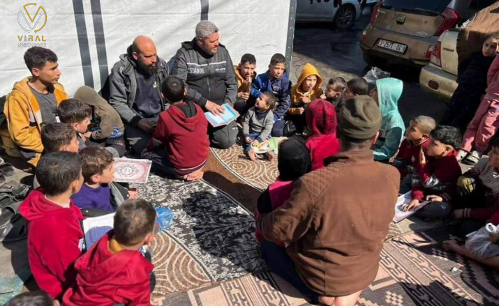 نازحون يحتفلون بشجاعة الأطفال حافظي القرآن في مركز الإيواء