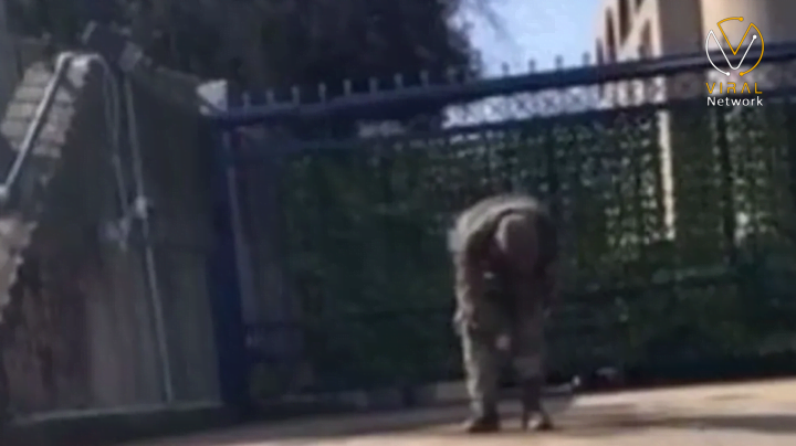 جندي امريكي يحرق نفسه امام السفارة الاسرائيلية