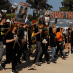 مسيرة من غزة لأهالي المحتجزين يطالبون نتنياهو بصفقة فورية