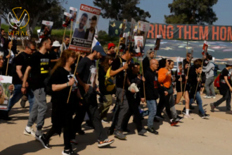 مسيرة من غزة لأهالي المحتجزين يطالبون نتنياهو بصفقة فورية