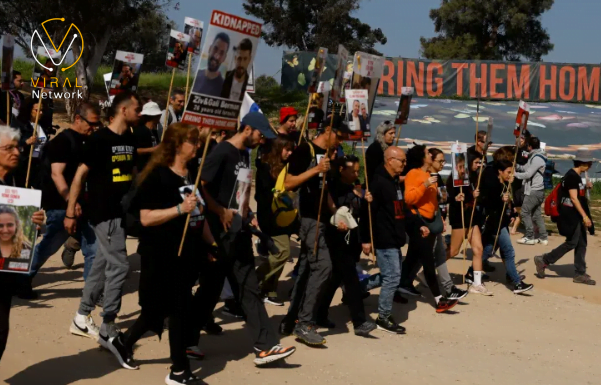مسيرة من غزة لأهالي المحتجزين يطالبون نتنياهو بصفقة فورية