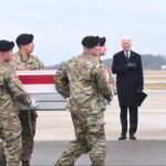 بايدن وزوجته في استقبال نعوش الجنود الأميركيين الثلاثة الذين قتلوا بهجوم الأردن (الفرنسية)