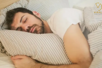 كيف يؤثر النوم على البطن على صحتك؟