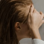 مخاطر النوم بشعر مبلل... حافظ على صحتك وتجنب هذا الخطر