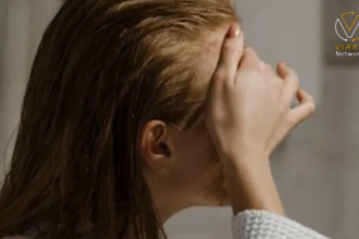 مخاطر النوم بشعر مبلل... حافظ على صحتك وتجنب هذا الخطر