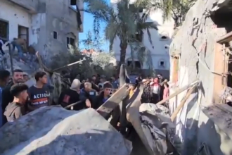 قصف مستمر على خان يونس ورفح وإطلاق النار على المنتظرين للمساعدات