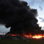 الجيش الإسرائيلي يشن هجومًا على منزل بوجود رهائن