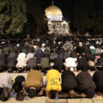 عشرات الآلاف يؤدون الصلاة في الأقصى وسط إجراءات أمنية صارمة