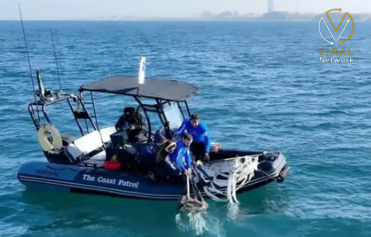 مظلة مساعدات تسقط في بحر تل أبيب