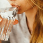 ما هو تأثير شرب الماء على عملية إنقاص الوزن؟