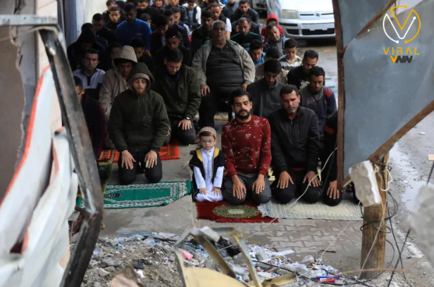 سكان قطاع غزة يؤدون صلاة العيد على أنقاض المساجد المهدمة