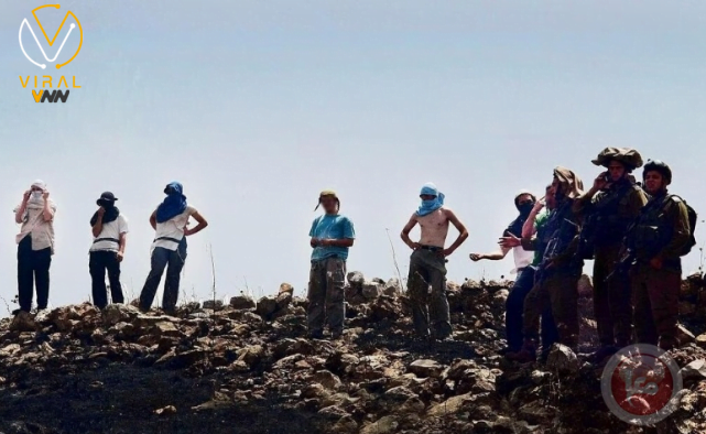 مستوطنون يقومون بإغلاق مداخل قرى فلسطينية