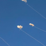 حزب الله يستهدف مواقع عسكرية وإسرائيل تقصف إقليم التفاح