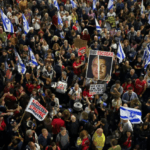 أهالي المحتجزين ينظمون وقفة احتجاجية أمام منزل نتنياهو