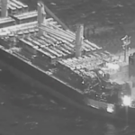 الحوثيون يعلنون استهداف مدمرتين أمريكيتين وسفينتين