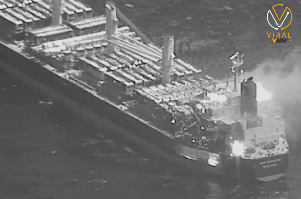 الحوثيون يعلنون استهداف مدمرتين أمريكيتين وسفينتين