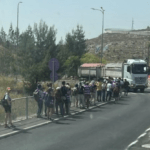 هجوم مستوطنين على شاحنات مساعدات متجهة إلى غزة