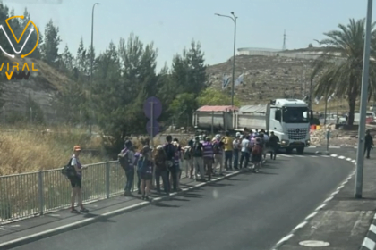 هجوم مستوطنين على شاحنات مساعدات متجهة إلى غزة