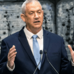 باقة زهور ورسالة غريبة تصل إلى مكتب غانتس