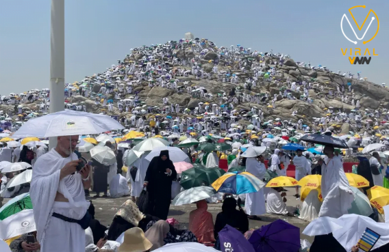 حجاج بيت الله في رحلتهم من عرفات إلى مزدلفة