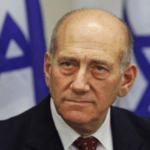 أولمرت ينتقد نتنياهو ويدعو إلى إقالته بتهمة الخيانة
