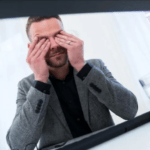 أسباب زيادة إفراز الدموع وكيفية التعامل معها