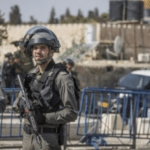 الاحتلال يزيد من إجراءاته العسكرية ويمنع دخول العشرات إلى المسجد الأقصى
