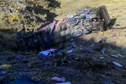 مصرع 25 شخصا بسقوط حافلة من جبال الأنديز