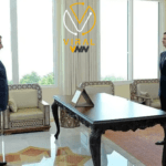 اعتقال مسؤول سوري سابق في أمريكا بتهم الجرائم الحربية اعتقال مسؤول سوري سابق في أمريكا بتهم الجرائم الحربية حيث اعتقلت السلطات الأمريكية سمير عثمان الشيخ، الذي شغل مناصب عدة في أجهزة الأمن السورية، بما في ذلك محافظ دير الزور سابقًا، بتهمة ارتكاب جرائم حرب وضد الإنسانية في سوريا. يعد الشيخ مسؤولاً عن سجن عدرا، والذي كان معروفاً بتعذيب وقتل المعتقلين السياسيين والمعارضين للنظام السوري. تم اعتقاله في لوس أنجلوس قبل رحيله إلى بيروت، حيث كانت تذكرته للسفر ذهابًا فقط. الشيخ يقيم في الولايات المتحدة منذ عام 2020، بعد أن حصلت زوجته على الجنسية الأمريكية، وكان يسعى هو الآخر للحصول على الجنسية الأمريكية. اعتقاله جاء بناءً على تقارير من المنظمات السورية، والتي كشفت هويته كمدير سابق لسجن عدرا في بداية عام 2022، مما أدى إلى التعاون بين تلك المنظمات والسلطات الأمنية الأمريكية للإطاحة به. قمع ومجازر وفقًا للبيان الصادر عن المنظمة السورية للطوارئ، فإن الشيخ عين من قبل الرئيس السوري بشار الأسد في عام 2011 بعد تقاعده عام 2010، ليعود ويتولى منصب محافظ ورئيس اللجنة الأمنية في دير الزور. كانت مهمته الرئيسية تقميع المظاهرات واستخدام القمع ضد المتظاهرين. البيان أوضح أيضًا أن الشيخ كان مسؤولًا عن العديد من المجازر، من بينها مجزرة الجورة والقصور في دير الزور عام 2012، التي أدت إلى استشهاد أكثر من 450 مدنيًا. هذه التهم تعكس خطورة أفعاله ودوره في انتهاكات حقوق الإنسان الجسيمة في سوريا خلال النزاع الدائر هناك. إشراف على التعذيب وفقاً لصحيفة "نيويورك تايمز"، كان الشيخ يدير سجن عدرا منذ عام 2005 إلى 2008، وهو السجن المعروف بمشارف العاصمة دمشق حيث يعتقل النظام السوري المنشقين السياسيين والمتظاهرين والمدنيين الآخرين. خلال فترة إدارته، تم اتهامه من قبل معتقلين سابقين بسوء معاملتهم وتعذيبهم، وهو ما نقلته صحيفة "نيويورك تايمز" استناداً إلى إفادة خطية قدمها محقق في وزارة الأمن الداخلي الأمريكية. المعتقلون السابقون أفادوا أن الشيخ كان يوافق على عمليات الإعدام وشهد على إعدام السجناء بالشنق. كما كان يشرف شخصياً على تعذيب المعتقلين وكان يصدر الأوامر بذلك. هذه التفاصيل تسلط الضوء على دوره في إرتكاب جرائم حرب وانتهاكات خطيرة لحقوق الإنسان أثناء فترة توليه مسؤولية السجن. محاولات فرار فاشلة خلال الأشهر الأخيرة، قامت دول أوروبية بإلقاء القبض على عدد من المجرمين الذين فروا من سوريا بعد ارتكابهم جرائم حرب، وقد تم محاسبتهم على أراضيها. في ألمانيا، تم اعتقال خمسة أشخاص في بداية يوليو بتهم ارتكاب جرائم حرب في سوريا، بينهم أربعة فلسطينيين سوريين. وفي السويد، تم توقيف ثلاثة أشخاص يشتبه بضلوعهم في جرائم ضد الإنسانية في سوريا عام 2012. وفي فرنسا، صدرت أحكام بالسجن المؤبد ضد ثلاثة مسؤولين سوريين سابقين، بعد إدانتهم في قضايا ارتكاب جرائم ضد الإنسانية، بما في ذلك علي مملوك، الذي كان رئيساً سابقاً لمكتب الأمن القومي، وجميل حسن، الرئيس السابق لجهاز المخابرات الجوية، وعبد السلام محمود، الرئيس السابق لفرع التحقيق في هذا الجهاز. أما في سويسرا، فتمت محاكمة رفعت الأسد، شقيق الرئيس السوري السابق حافظ الأسد، بتهمة ارتكاب مجزرة في حماة في الثمانينات من القرن الماضي. هذه الأحكام والاعتقالات تعكس التزايد في الجهود الدولية لمحاسبة الأشخاص المتهمين بارتكاب جرائم حرب وانتهاكات خطيرة لحقوق الإنسان في سوريا، والذين لجأوا إلى الدول الأوروبية وغيرها بعد ارتكابهم لتلك الجرائم. المصدر : الجزيرة يهمك ايضا: غالانت يكشف تطورات صفقة التبادل وعراقيلها المحتملة يمكنكم معرفة المزيد من الاخبار من خلال موقعنا ،كما يمكنكم متابعتنا عبر فيسبوك,تويتر,انستجرام,تيليجرام.