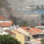 حريق ضخم نتيجة استهداف منزلين في المطلة بمنطقة الجليل