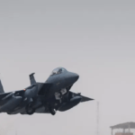 الجيش الأميركي يعترض هجوماً بصاروخ وطائرات مسيرة حوثية