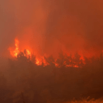 حريق هائل يجبر اليونان على إخلاء سكان عشرات القرى