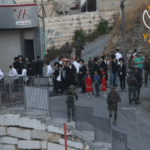 قوات الاحتلال ترافق المستوطنين خلال اقتحامهم للخليل