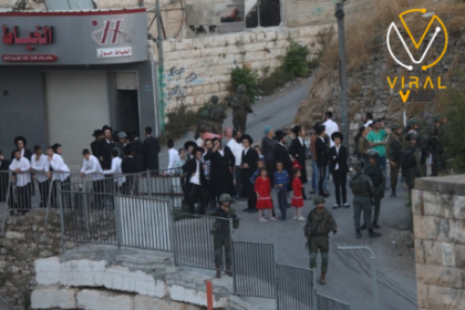 قوات الاحتلال ترافق المستوطنين خلال اقتحامهم للخليل