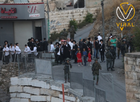 قوات الاحتلال ترافق المستوطنين خلال اقتحامهم للخليل