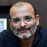 أيمن بهجت قمر ينعي ببالغ الحزن ابنتي عمه