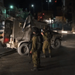 قوات الاحتلال تعتقل 17 شخصاً وتبني حواجز في مناطق مختلفة من الخليل