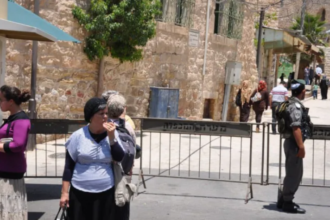 الاحتلال يستمر في منع أذان الفجر من المسجد الإبراهيمي