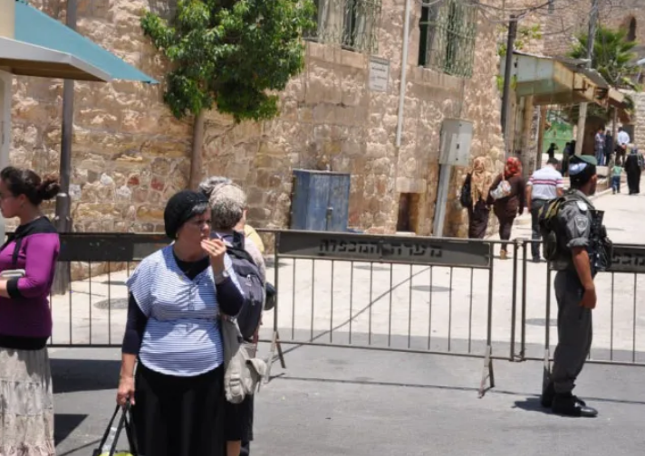 الاحتلال يستمر في منع أذان الفجر من المسجد الإبراهيمي