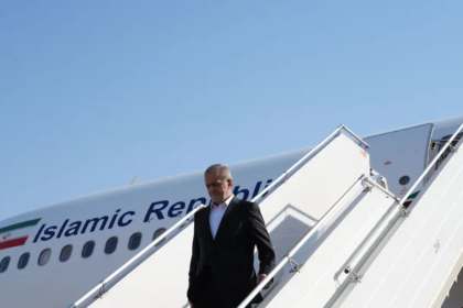 الرئيس الإيراني يصل إلى الدوحة