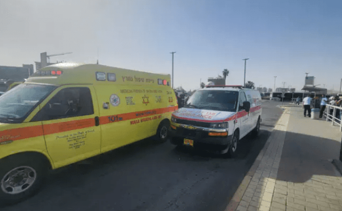 7 جرحى في حادثة إطلاق نار وطعن بمحطة بئر السبع المركزية