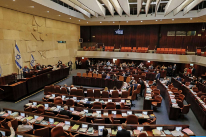 الكنيست تعتمد قانونين للحد من أنشطة وكالة الأونروا